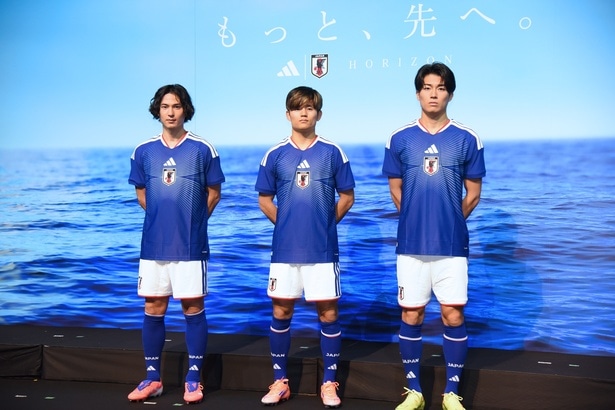 左より、SAMURAI BLUE(サッカー日本代表)選手の南野拓実選手、久保建英選手、中村敬斗選手