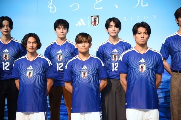 【写真を見る】南野、久保、中村の3選手と、オフィシャルアンバサダー「JI BLUE」のメンバーたち