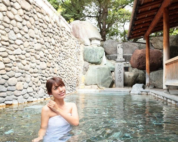 「下呂温泉 水明館、山水閣」1階にある「野天風呂」。岩造りの壁に囲まれ、プライベート感満点の「観音の湯」の露天(女湯)を堪能するモデル&インフルエンサーのなちゅんぱさん。「入浴後もぽかぽかがずっと持続してました!」(なちゅんぱ)