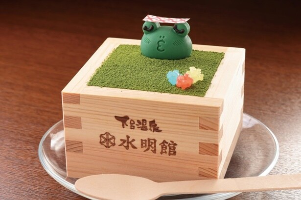 「抹茶ティラミス~只今入浴中~」(1500円)は、「ロビーラウンジ エビアン」の大人気メニュー。抹茶ティラミスにカエルのチョコがのる、映え必至スイーツだ。容器のますは持ち帰ることも可能