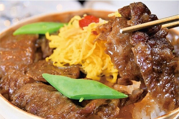 飛騨牛をご飯にのせ、セイロで蒸し上げた特製中国料理。スープやデザートなどが付く「飛騨牛せいろ蒸し」は、土日祝限定のランチ