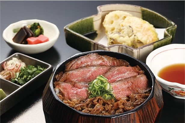 飛騨牛スライスとしぐれ煮をのせた、飛騨牛ひつまぶし。季節の野菜天ぷらも味わえる「飛騨牛ひつまぶし膳」