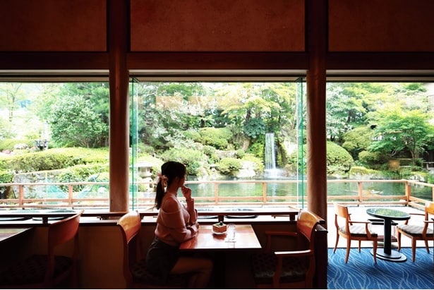 ロビーラウンジから眺められる、日本庭園の造形美も見逃せない。「予約可能なので、良席は予約がベストです」(なちゅんぱ)