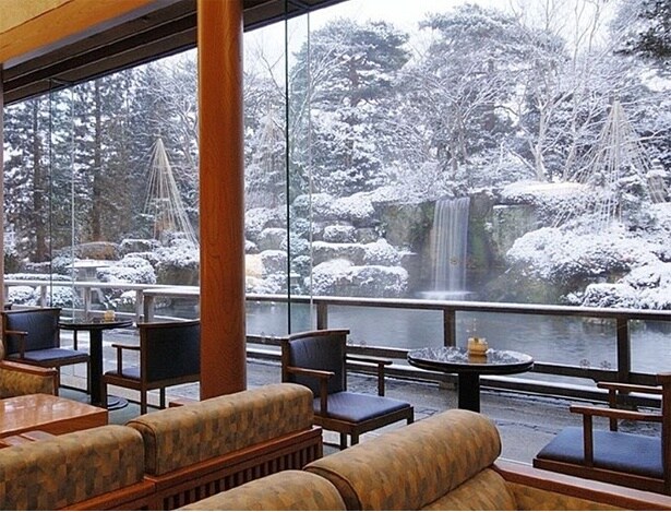 雪が積もる冬景色もステキな、ロビーラウンジ「エビアン」