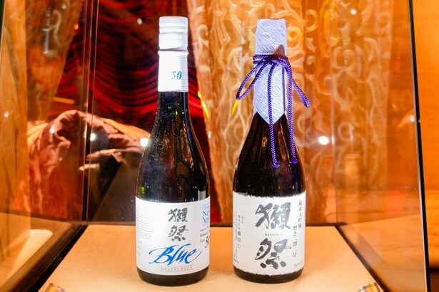 【写真】獺祭 BLUE 50 from NY(左)と、獺祭 純米大吟醸 磨き二割三分(右)