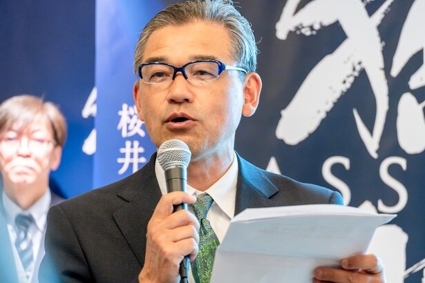 記者会見の司会を務めた、元テレビ朝日アナウンサーの松井康真さん