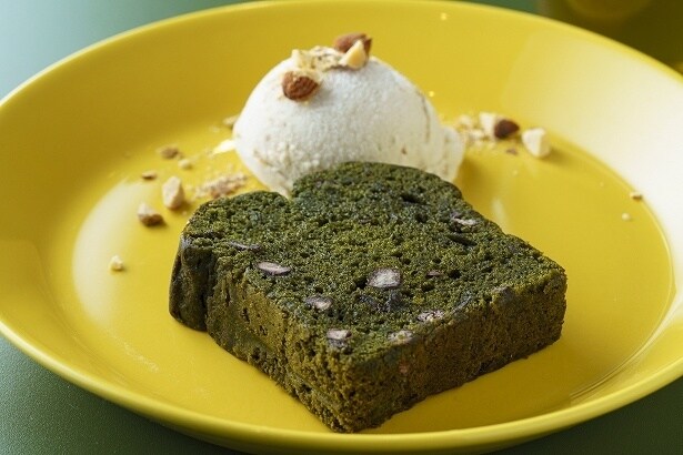 【写真】東京・青山「L for You AOYAMA」の「クロレラ＆小豆 パウンドケーキ＆アイスクリーム(セットドリンク付き)」