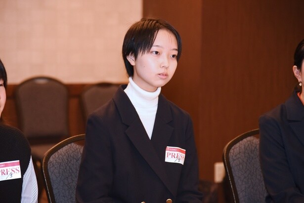 瑠璃さんは、古典作品である『ハムレット』を現代風に描き直した意図について、細田監督に質問を投げかける