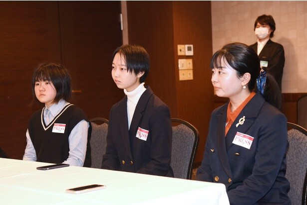 真剣な表情で細田監督の話に聞き入る愛禾さん、瑠璃さん、あつひめさん