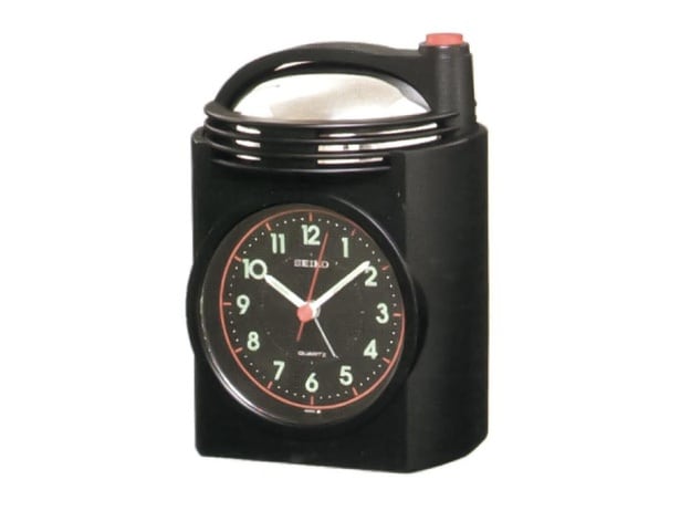 【写真】こちらは初代モデル。「これなら起きられそう」と思わせる、圧倒的なサイズ感 。この見た目の頼もしさこそが、ユーザーに信頼を届けるためのデザイン戦略だ