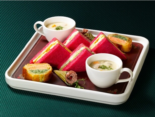 ＜下段＞クリスマスサンドウィッチセレクション、サーモンクリビヤック、ローストビーフグリーンコーン、クラムチャウダー