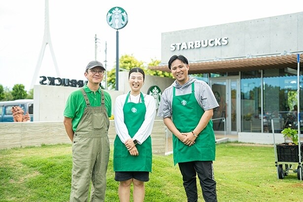左からスターバックスの店舗設計担当者・中川さん、那覇鏡原店ストアマネージャー・郡さん、ディストリクトマネージャー・金城さん