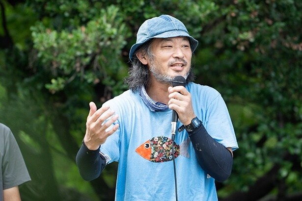 淀川テクニックさん。稚樹抜き体験にも率先して参加し泥だらけになっていた