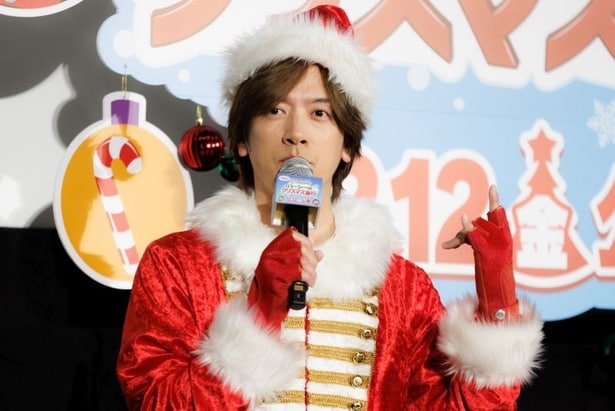 「プライベートのクリスマスにも借りたいくらい」と胸を張ったサンタ衣装