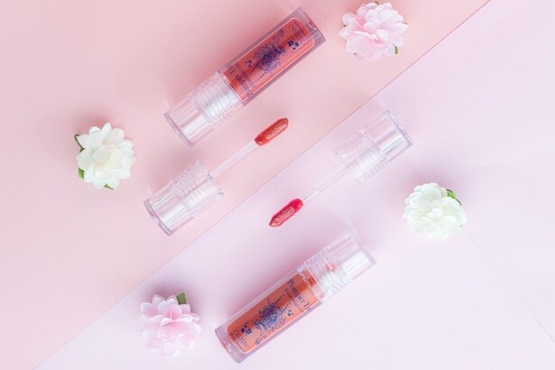 亜土ちゃんのイラスト入りティントは、ポーチに入れておくだけで気分が上がりそう