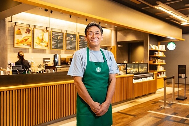 【写真】コレド室町テラス店でカスタマーサポートとして働く、トージさん