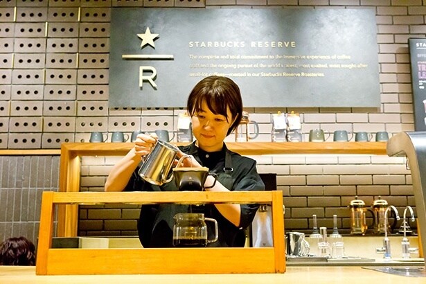 心を込めてプアオーバー(ハンドドリップ)をいれているときが、一番好き。でも、その表情は真剣そのもの