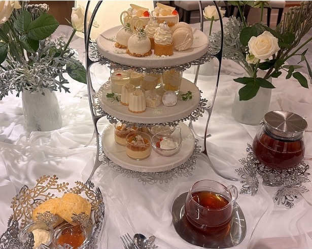 純白の世界観が楽しめる美しいアフタヌーンティースタンド。限定ドリンクなど計20種のフリードリンクとともに楽しめる