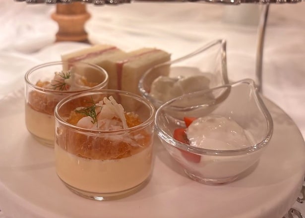 ズワイガニを使った洋風の茶碗蒸しなどが楽しめる「White Christmas アフタヌーンティー」3段目のプレート