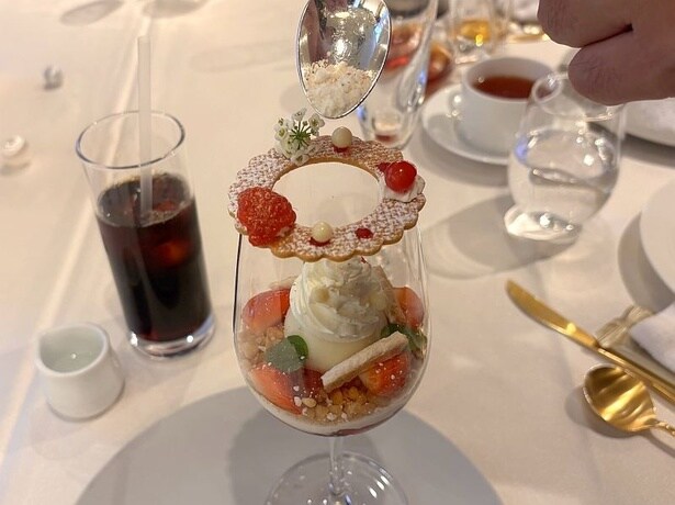 雪に見立てた粉砂糖がまぶされる、ディナーコースのスノードームパルフェ