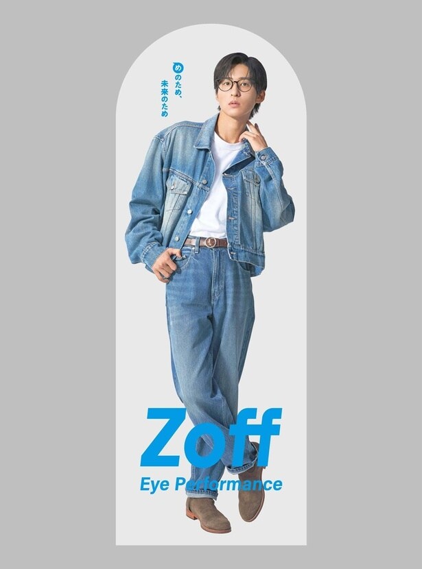 11月21日から全国のZoff店舗に登場する目黒蓮の等身大パネル