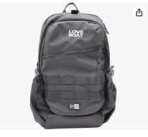 16インチPCもすっきり収納。通勤・通学に頼れるコラボモデル【ニューエラ】のリュックがAmazonに登場中‼