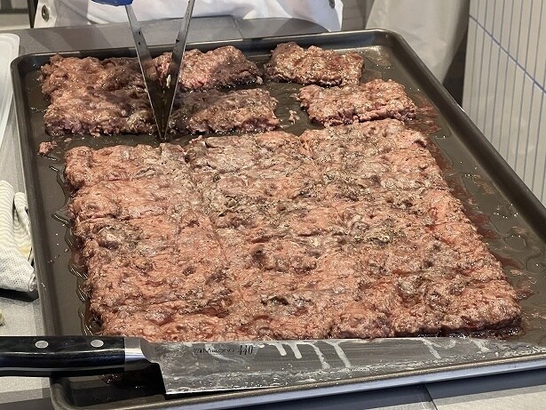 パテは大きな板状で焼き上げてカットするスタイル