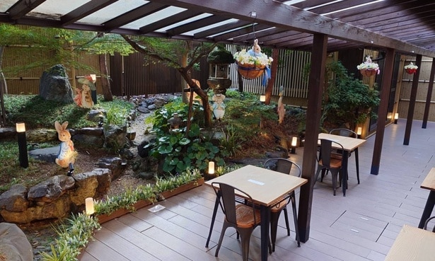 京都・二寧坂店の中庭イートインスペース