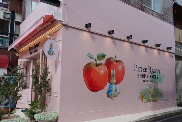 淡いピンクの外壁が印象的な軽井沢店。大きなりんごとピーターラビットのイラストがSNS映え抜群