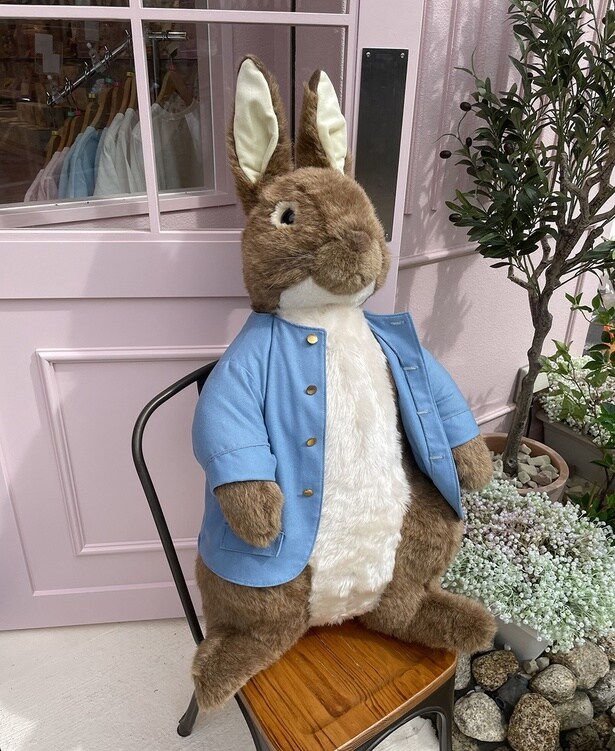 軽井沢店の入口でお出迎えしてくれるピーターラビット