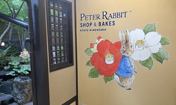 京都・二寧坂店の外壁に描かれたピーターラビットと椿の花のアート