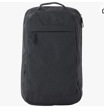 上質素材でスマートに。機能も収納も備えた22リットルスクエアバックパック【ニューバランス】のリュックがAmazonに登場中‼