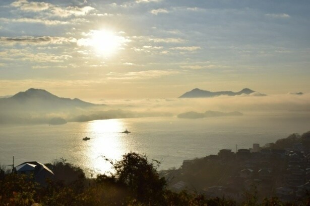 【写真】瀬戸内海の地形が生んだ自然現象「海霧」。幻想的な光景は「界 宮島」の客室デザインにも取り入れられている
