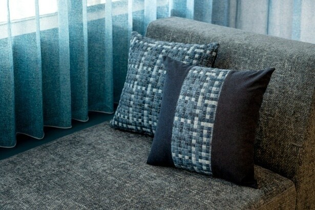 福山デニムのクッション。ただ泊まるだけではない、風景に触れ、文化と出合う宿