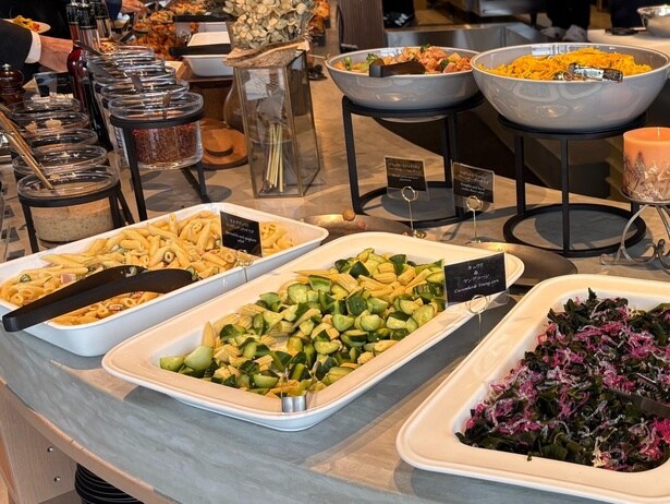 ブッフェコーナーには60種類以上のメニューがずらり