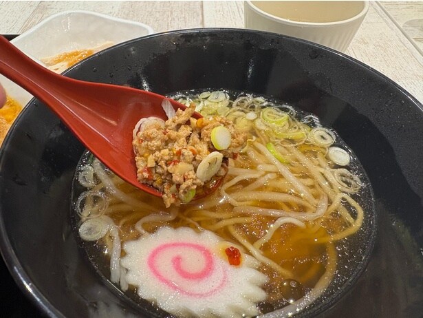 北京飯、ラーメンともに、半分ほど食べたら台湾ミンチを投入して味変！