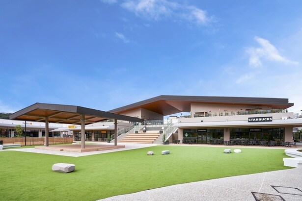 人工芝が敷かれた「OKAZAKI しばふ MARKET」