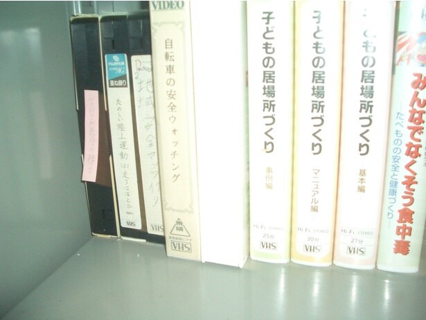 懐かしのVHSが並んでいる