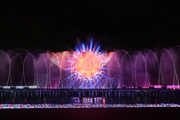 ライトアップされた噴水ショー