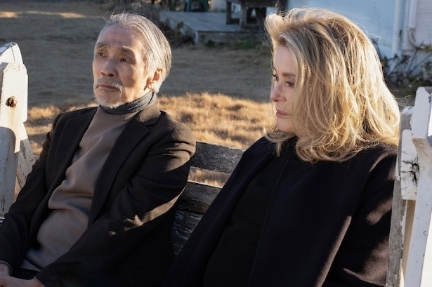 ハヤト(竹野内豊)の父・ユウゾウ(堺正章)とフランス人歌手のクレア(カトリーヌ・ドヌーヴ)