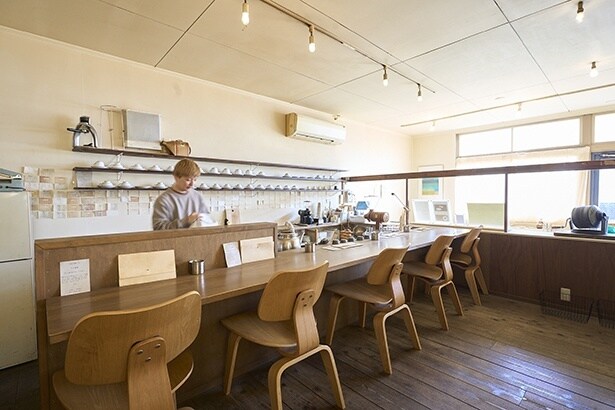 レトロな雰囲気の店内はゆったりとしたカウンターが中心