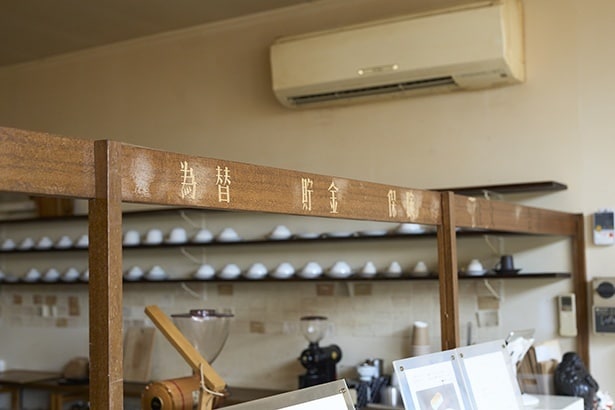 かつて郵便局で使われた窓口表示がそのまま残されている