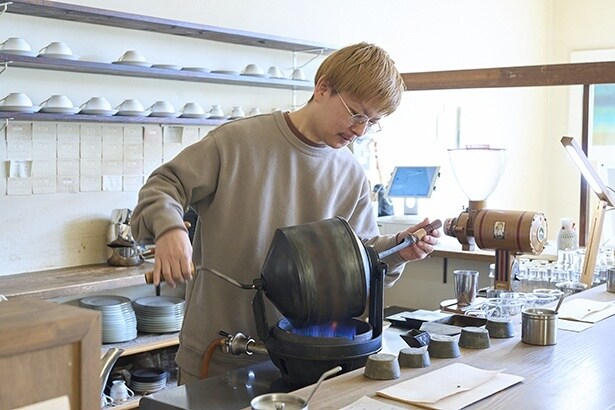 焙煎は毎日4、5回、1回に約30分を要する。「ドリップバッグ製造やイベント出店時など大量に焼く時は大変(笑)」と森岡さん