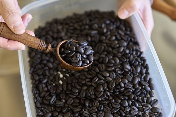 昨冬初登場のラム珈琲は、3倍希釈のラムに生豆を1時間漬け込んで焙煎