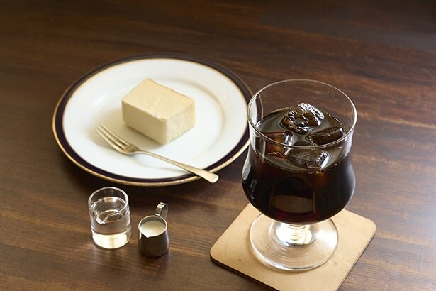 冷たい珈琲700円。冷やすことで芳しい香気がより際立ち、後味もキリッと締まる。ミルキーなコクがあとを引く、チーズ・テリーヌ400円とも好相性