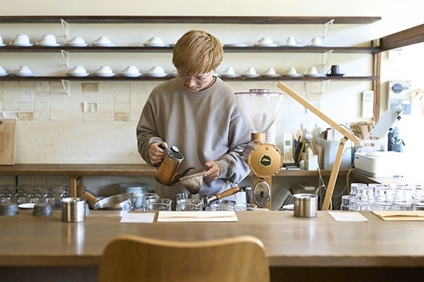 低めの湯温で1滴、1滴、豆を蒸らしながら丁寧にドリップ