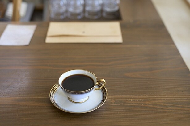 看板ブレンドの円味700円。ビターなコクの奥から広がる、濃密な甘味があとを引く