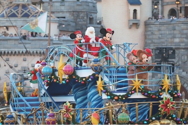 “ソリ遊びダンス”を披露するディズニーの仲間たち。一緒に踊って盛り上がろう！