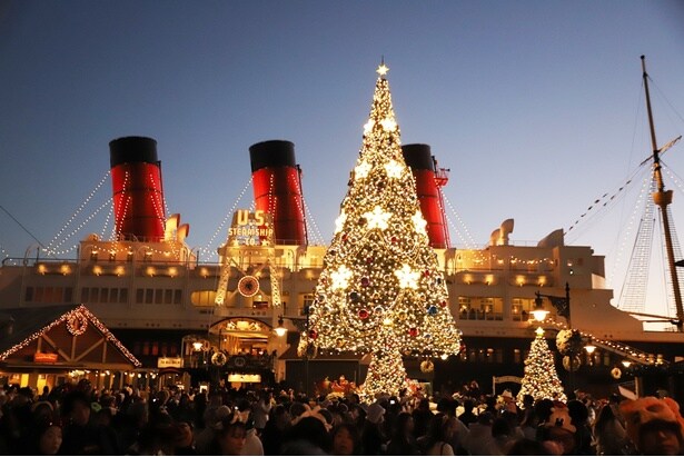 光で彩られたツリーと「S.S.コロンビア号」にうっとり！ロマンチックな夜の景色も必見