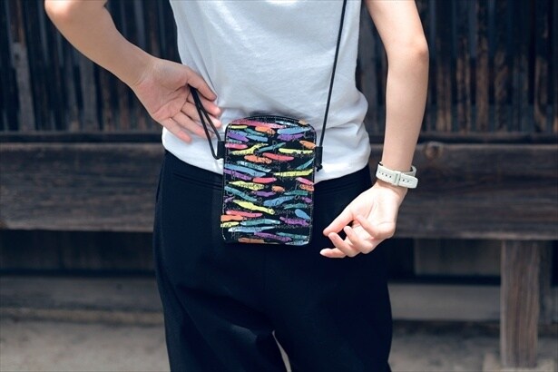 「めっちゃ小さいカバン スマホポーチ LGBTQ+エディション Pride Movie 栃木レザー ブラック」。LGBTQ+をテーマとした映画のタイトルが散りばめられている